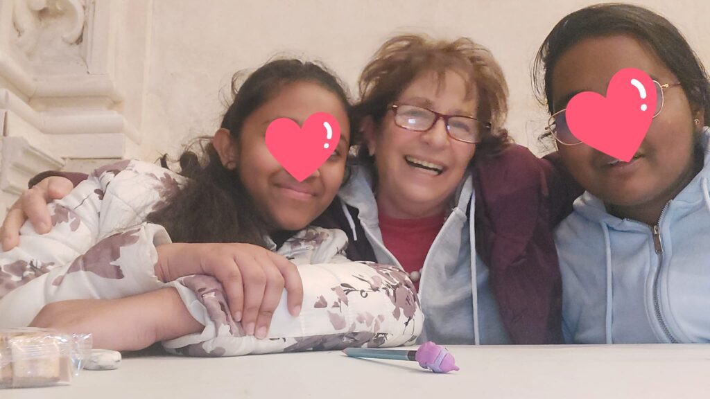 Mimmina Puglisi con due ragazze della scuola d'Italiano
